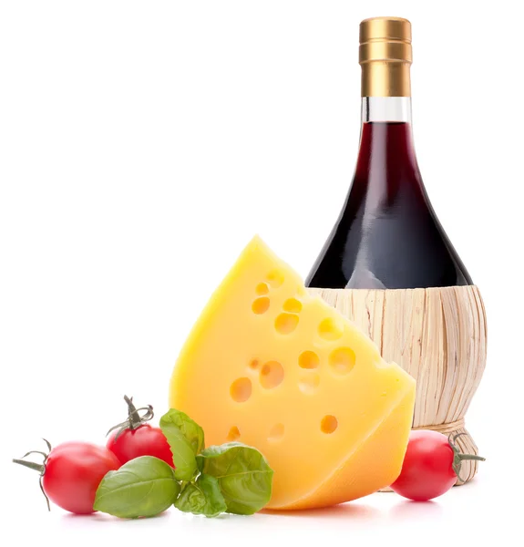 Bouteille de vin rouge, fromage et tomate nature morte — Photo