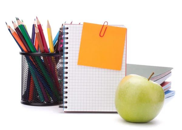 Hoja de cuaderno en blanco y manzana . — Foto de Stock