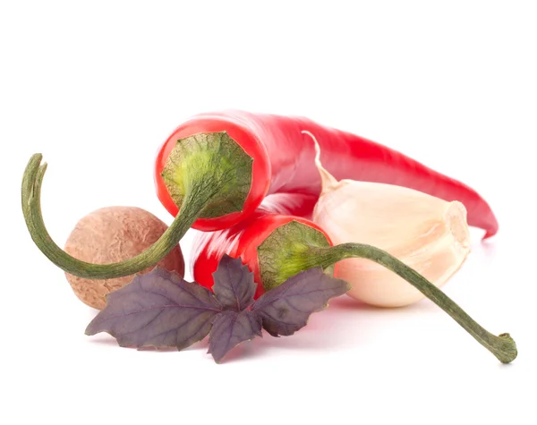 Горячий красный перец чили или чили и ароматические травы листья все еще л — стоковое фото