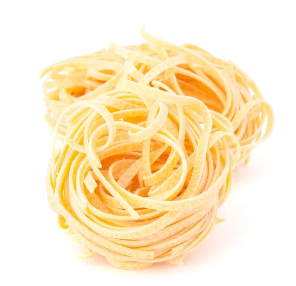 Italiaanse pasta tagliatelle nest geïsoleerd op witte achtergrond — Stockfoto