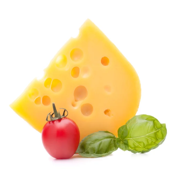 Käse und Basilikumblätter — Stockfoto