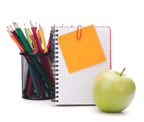 Folha de caderno em branco e maçã . — Fotografia de Stock