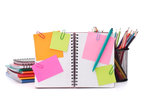 Cuaderno chequeado en blanco con papeles de aviso — Foto de Stock