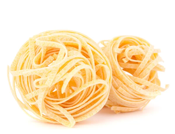 Pâtes italiennes tagliatelle nid isolé sur fond blanc — Photo