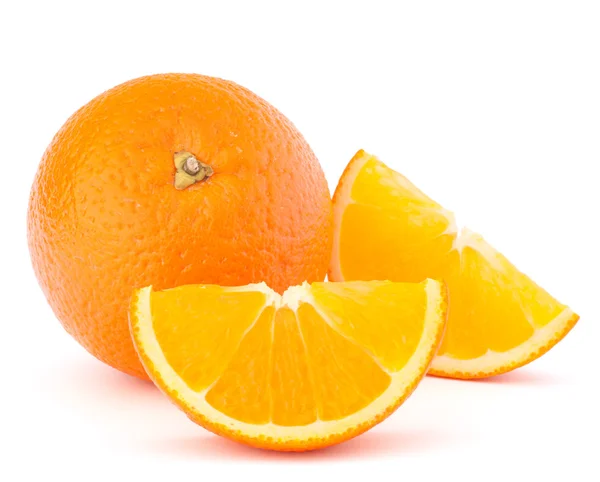 Целые оранжевые фрукты и его сегменты или кантели — стоковое фото