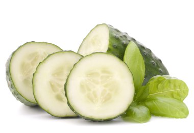 dilimlenmiş salatalık sebze ve fesleğen yaprakları natürmort