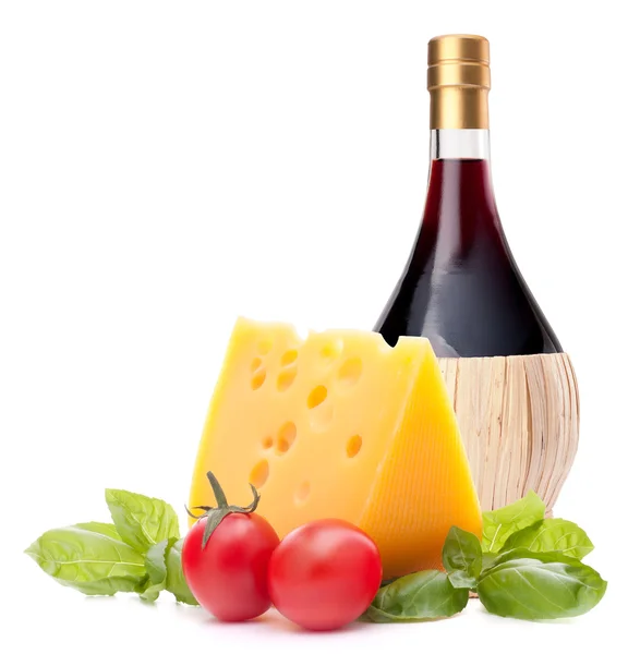 Bouteille de vin rouge, fromage et tomate nature morte — Photo