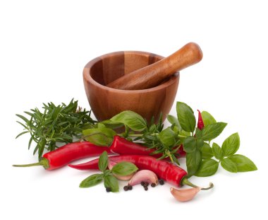 taze lezzet otlar ve baharatlar ahşap harç içinde