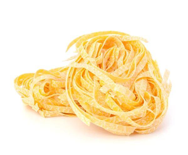 Italienische Pasta Tagliatelle Nest isoliert auf weißem Hintergrund — Stockfoto
