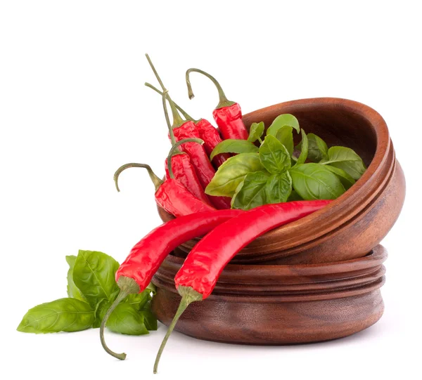Horká červená paprika nebo chilli papričkou v dřevěných misek zásobníku — Stock fotografie