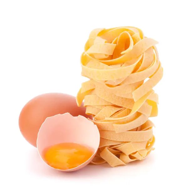 Italské vaječné těstoviny fettuccine hnízdo — Stock fotografie