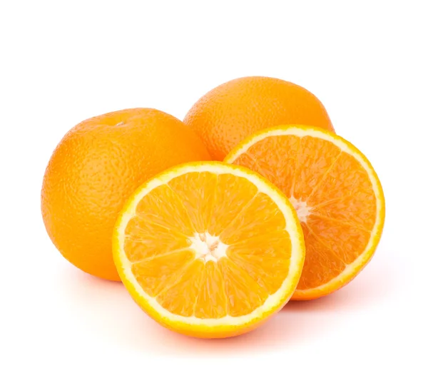 Segmentos de fruta naranja en rodajas aislados sobre fondo blanco —  Fotos de Stock