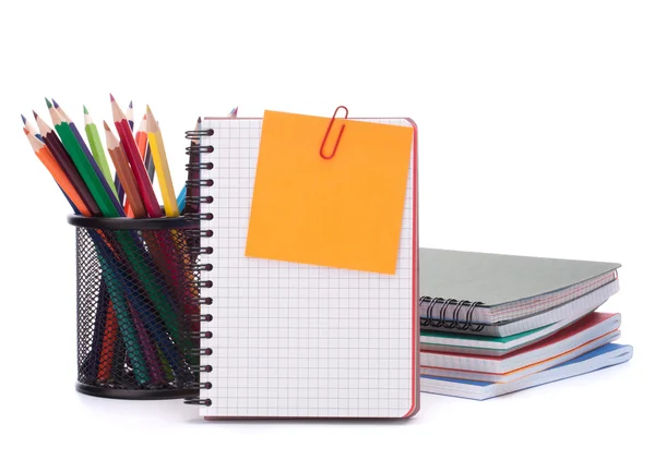 Hoja de cuaderno en blanco y manzana . — Foto de Stock