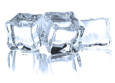 Ice cube, beyaz eller üzerinde izole