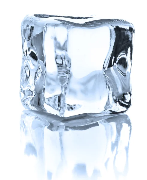 Cubo de gelo isolado no recorte de fundo branco — Fotografia de Stock