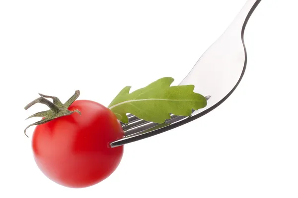 Färsk rucola sallad och körsbär tomat på gaffel isolerad på vit — Stockfoto