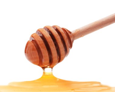 Beyaz arkasında izole bir ahşap bal ayı den damlayan bal