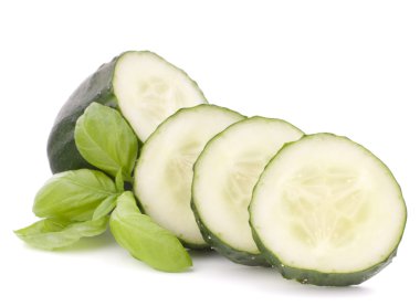 dilimlenmiş salatalık sebze ve fesleğen yaprakları natürmort