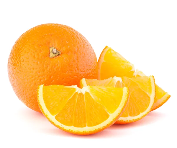 Ganze Orangenfrüchte und ihre Segmente oder Kanteln — Stockfoto