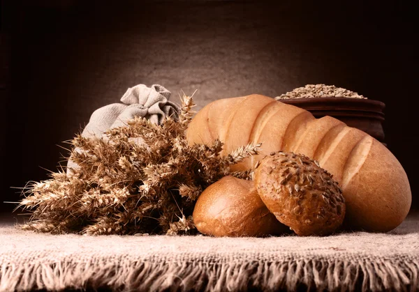 Pane, farina sacco e orecchie grappolo natura morta — Foto Stock