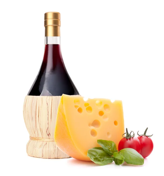 Бутылка красного вина, сыр и помидор натюрморт — стоковое фото