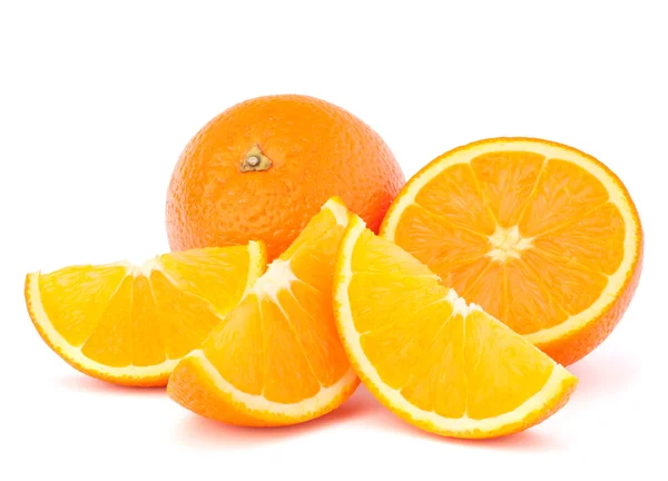 Frutos enteros de naranja y sus segmentos o cantles — Foto de Stock