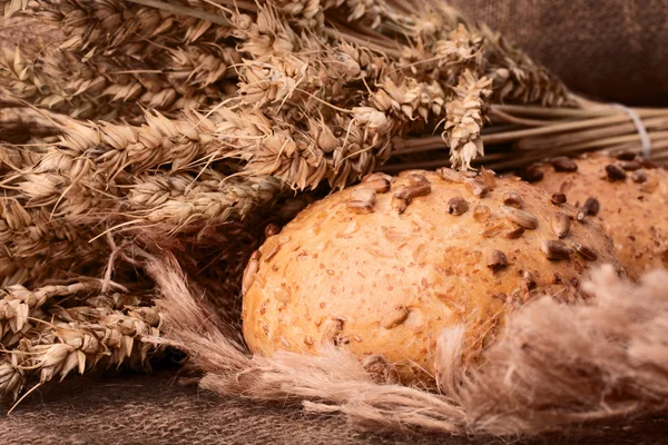 Хліб і пшеничні вуха натюрморт — стокове фото