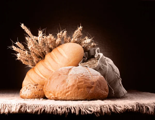 Pane, farina sacco e orecchie grappolo natura morta — Foto Stock