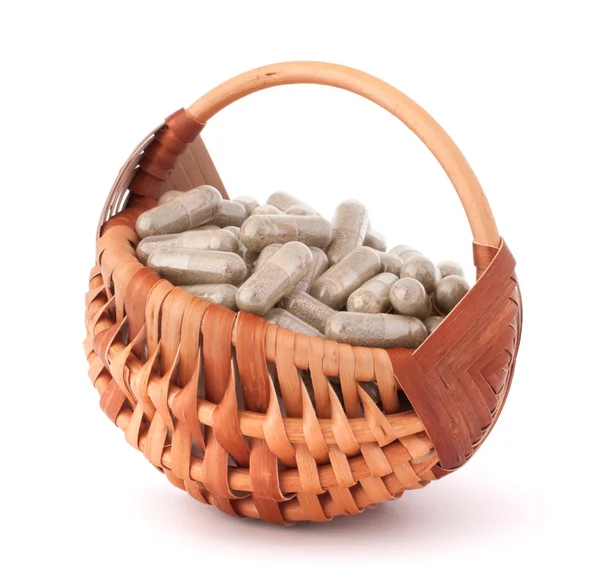 Трав'яні таблетки в плетеному кошику. Альтернативна медицина — стокове фото