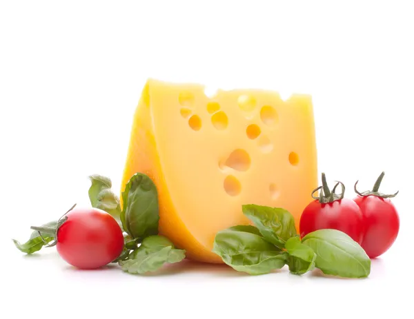 Sýrem a bazalkou listy zátiší — Stock fotografie
