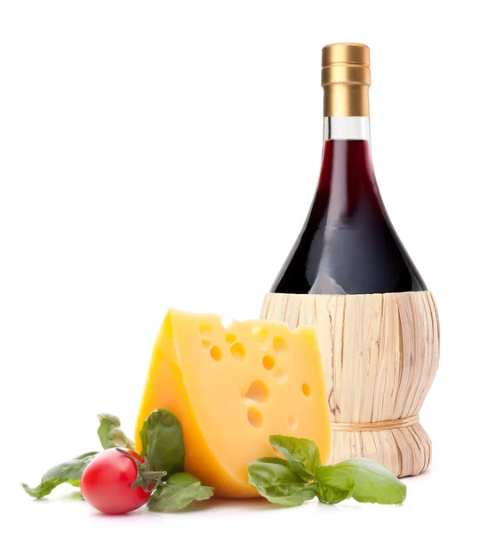 Bottiglia di vino rosso, formaggio e natura morta pomodoro — Foto Stock