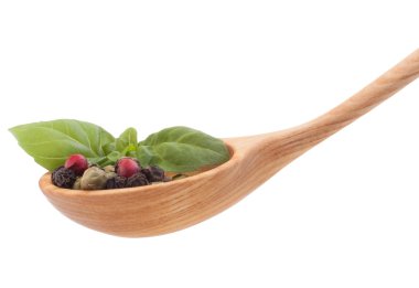 tahta kaşık beyaz backgrou izole Mix baharat biber