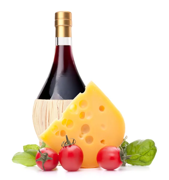 Bottiglia di vino rosso, formaggio e natura morta pomodoro — Foto Stock