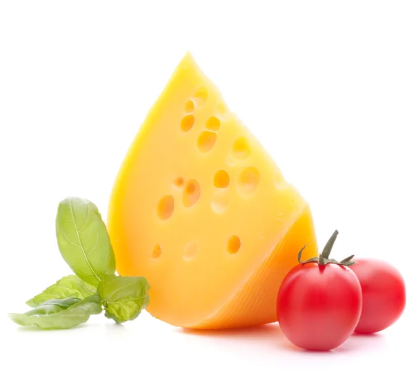 El queso y la albahaca dejan bodegón —  Fotos de Stock