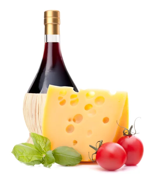 Botella de vino tinto, queso y tomate bodegón —  Fotos de Stock
