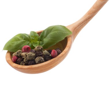 tahta kaşık beyaz backgrou izole Mix baharat biber