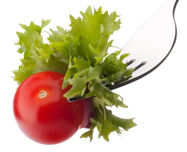 Frischer Salat und Kirschtomaten auf Gabel isoliert auf weißem Hintergrund — Stockfoto