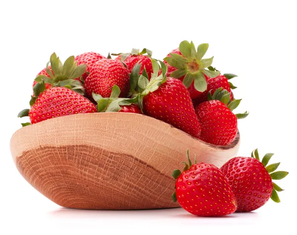 Strawberries in wooden bowl cutout — Stock Photo, Image