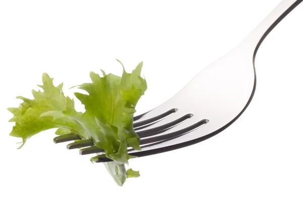 Ensalada de lechuga fresca sobre tenedor aislado sobre fondo blanco recorte —  Fotos de Stock