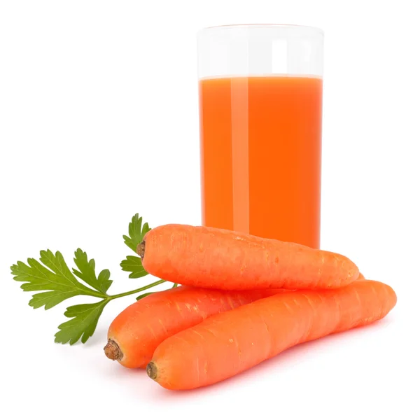 胡萝卜汁玻璃和胡萝卜块茎 — 图库照片