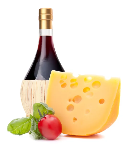 Botella de vino tinto, queso y tomate bodegón —  Fotos de Stock