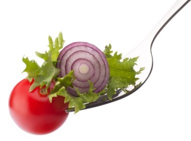 taze salata ve kiraz domates üzerinde beyaz backgrou izole çatal