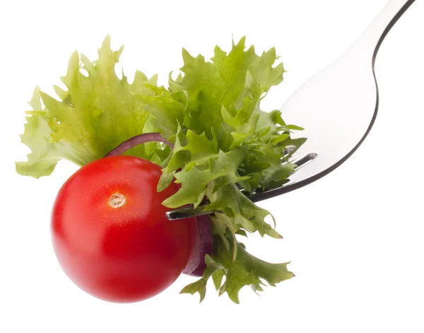 Ensalada fresca y tomate cherry en tenedor aislado sobre fondo blanco — Foto de Stock