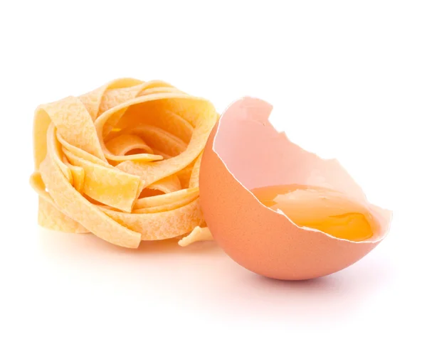 Gniazdo jajko włoski makaron fettuccine — Zdjęcie stockowe