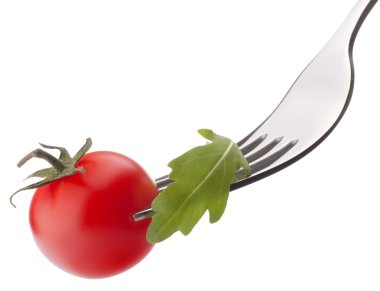 taze rucola salata ve kiraz domates üzerinde beyaz izole çatal üzerinde