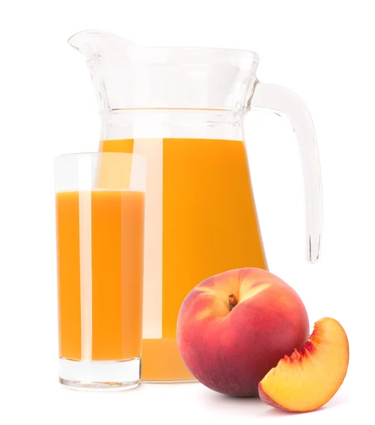 Персиковый сок в стеклянном кувшине — стоковое фото