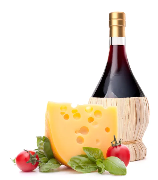 Vino rosso bottiglia, formaggio e pomodoro — Foto Stock