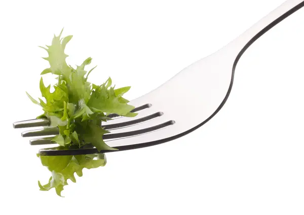 Beyaz arka plan üzerinde kesme izole çatal üzerinde taze marul salatası — Stok fotoğraf