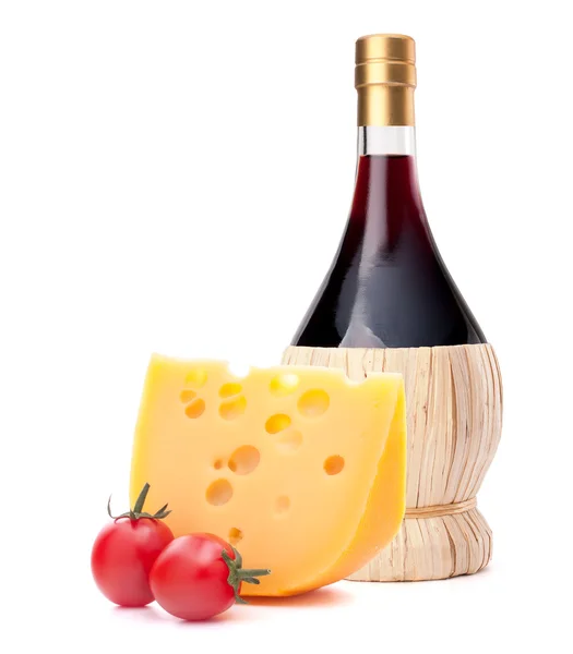 Sticlă de vin roșu, brânză și roșii încă viață — Fotografie, imagine de stoc
