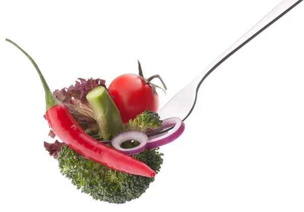 Verduras frescas crudas en tenedor aisladas sobre fondo blanco recorte — Foto de Stock